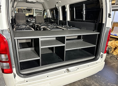 お客様のご要望に合わせて設計されたオリジナルカスタムバンの室内空間